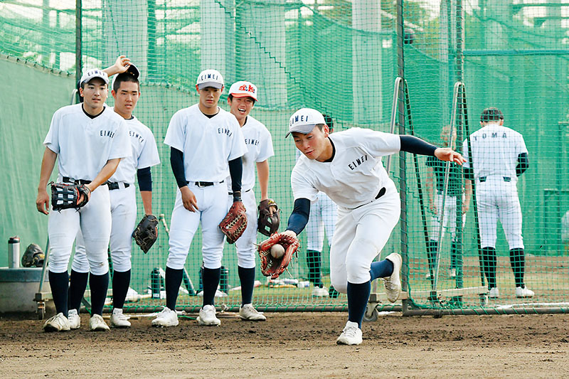 真剣な練習中にも笑顔を絶やさない叡明の選手たち＝6月16日、叡明高校