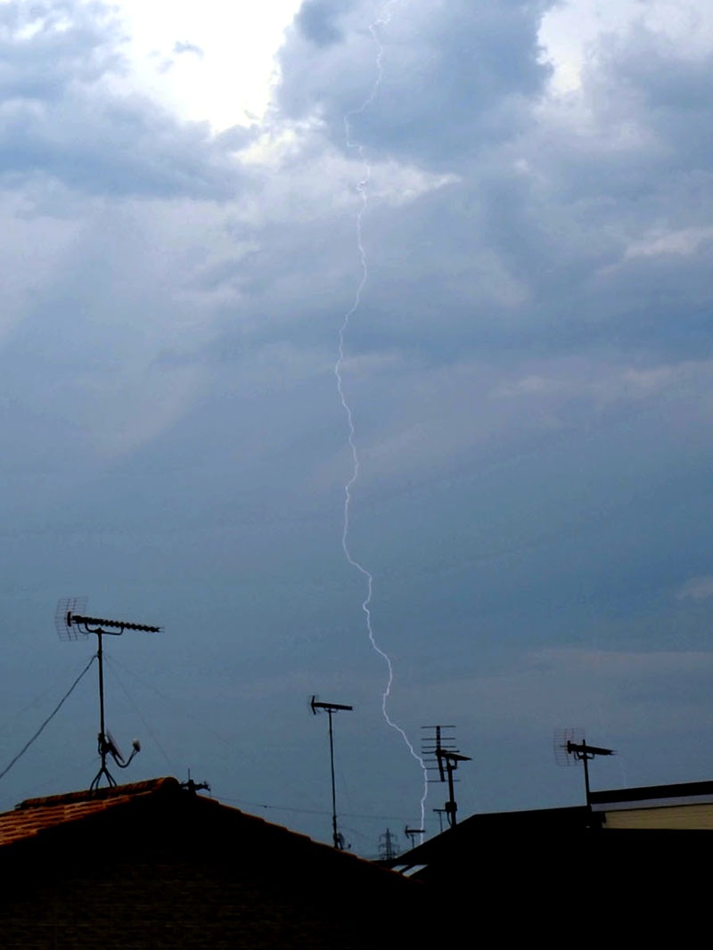 埼玉東部方面の雷（1日午後3時52分ごろ、鴻巣から春日部方面を撮影）