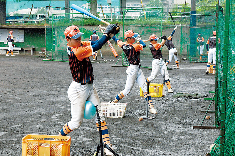 練習試合の後も懸命にバットを振る大宮北の選手たち＝6月14日、大宮北高校
