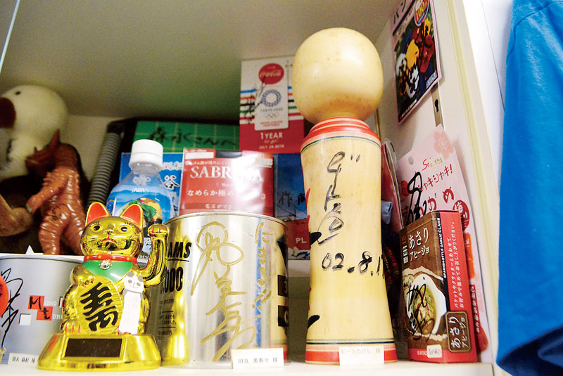 「ビートこけし」など有名人のサインが入った「駄じゃれグッズ」