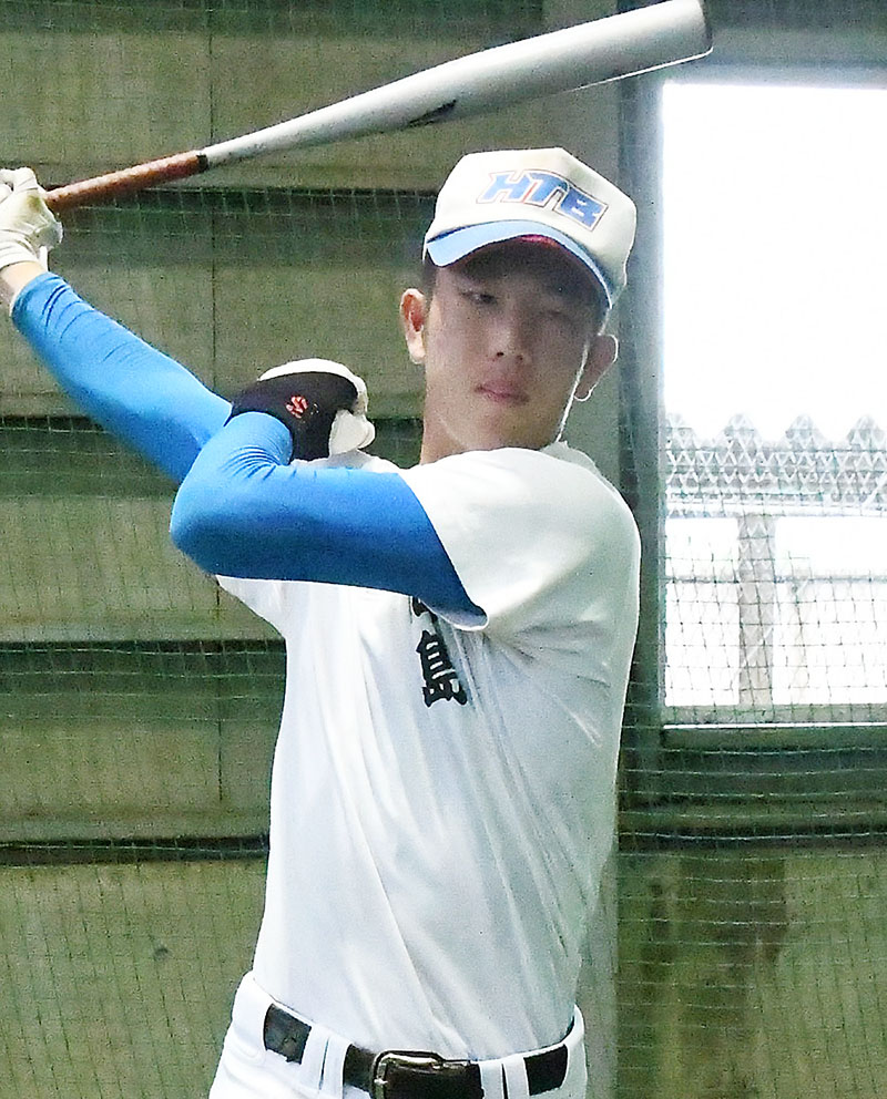 巧みなバットさばきで広角に打ち分ける花咲徳栄の3番田島