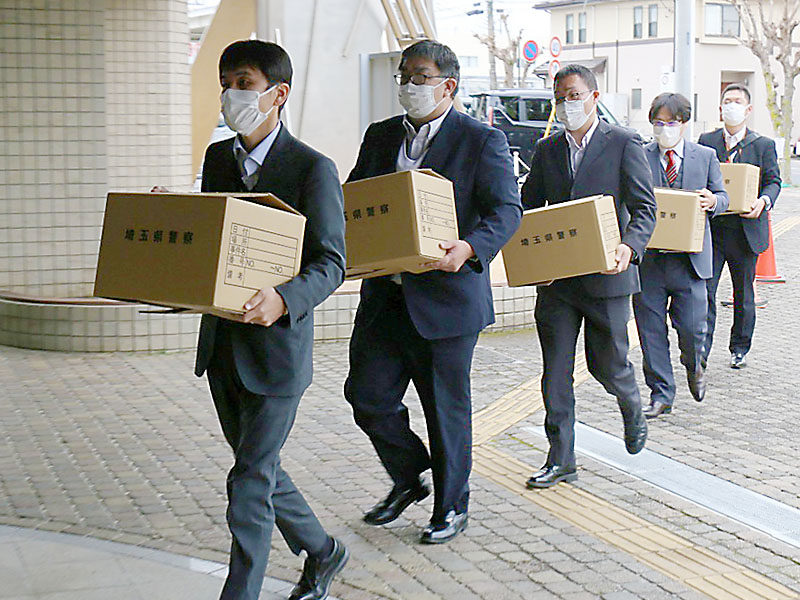 所沢市水道局にガサに入る捜査員ら