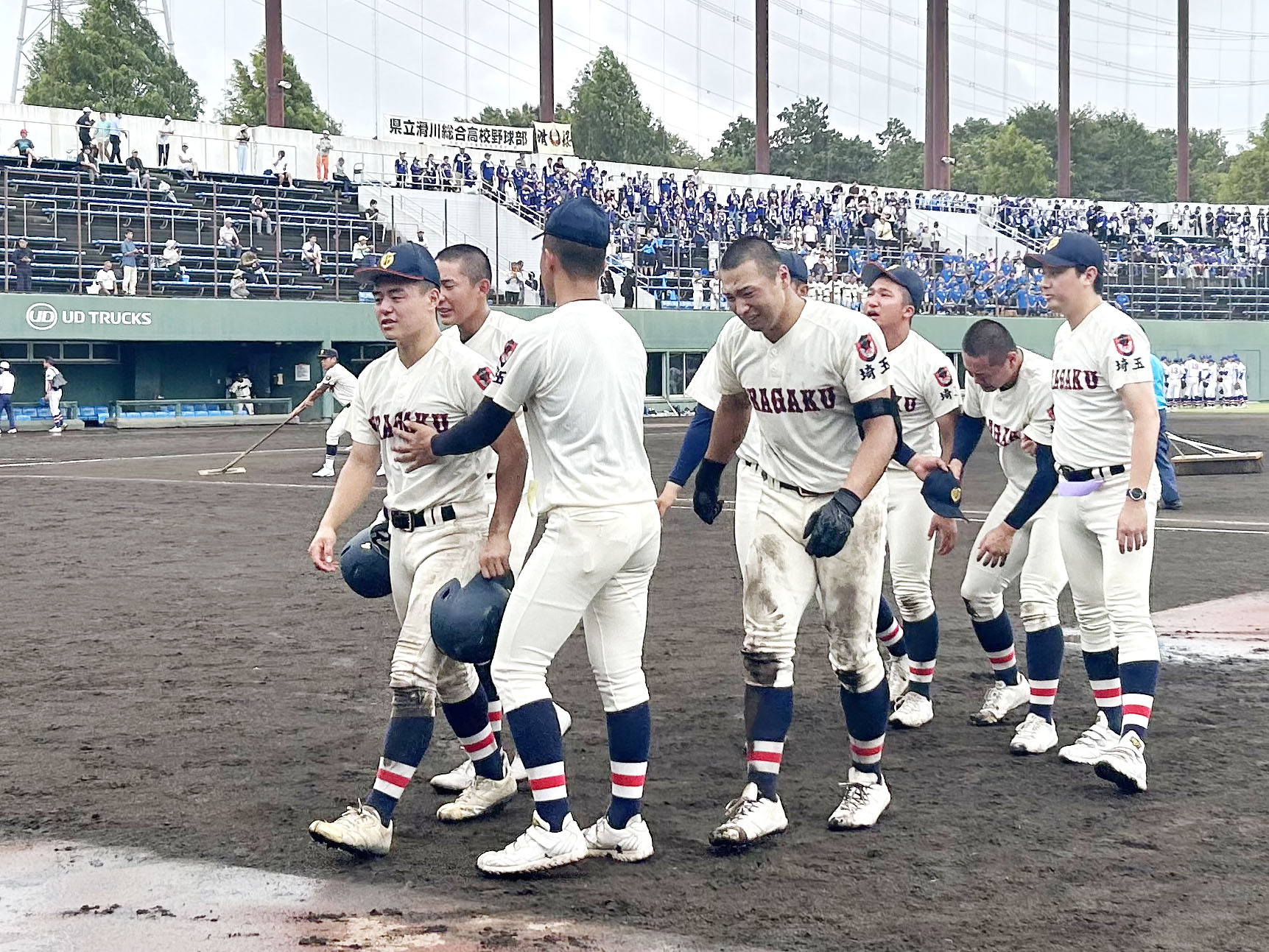 浦和学院―滑川総合　3回戦で敗れ、肩を落とす浦和学院の選手たち＝UD上尾