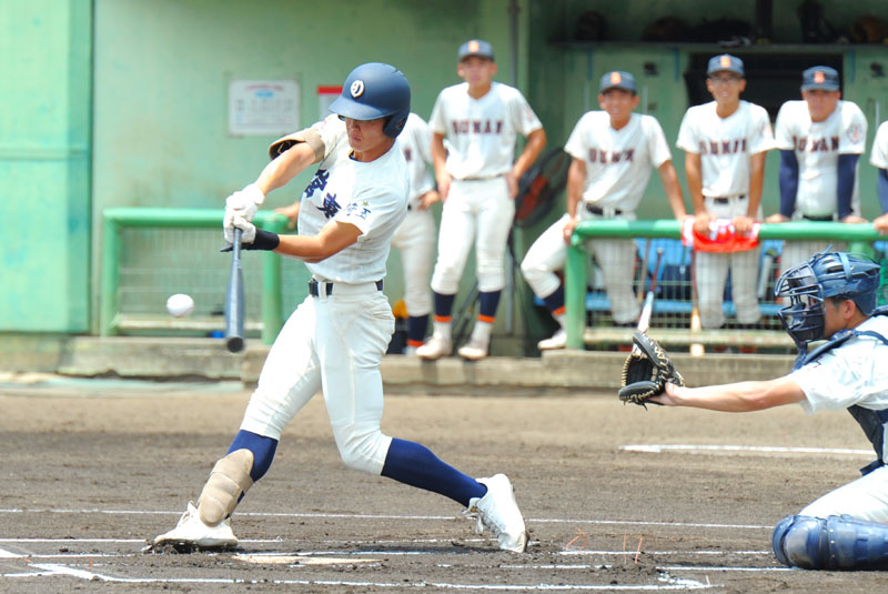 1回表大宮東1死、大泉選手が二塁打を放つ