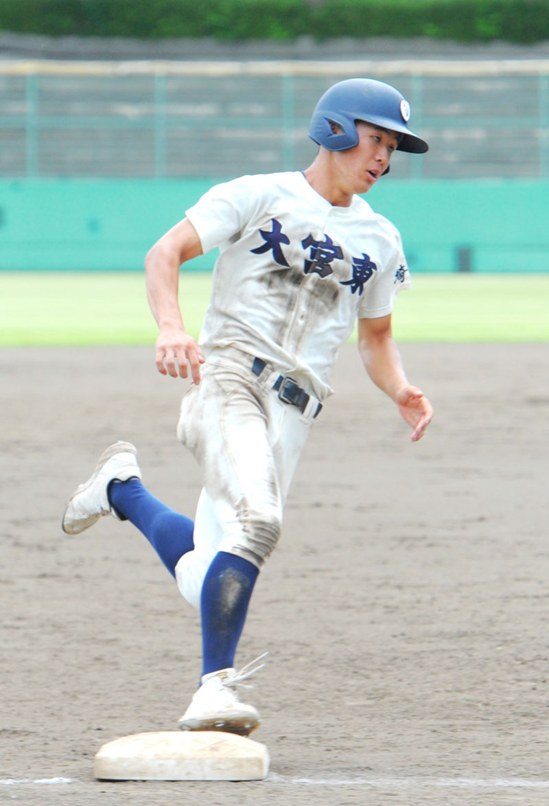 9回表大宮東2死一、二塁、関野の適時二塁打で三塁を回る一塁走者の大泉選手