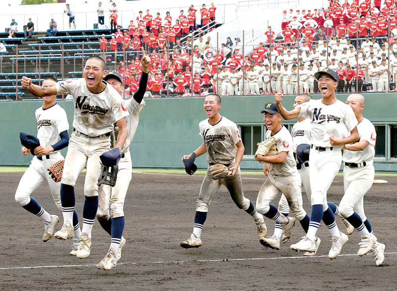 浦和学院―滑川総合　Aシード浦和学院に勝利して喜びを爆発させる滑川総合の選手たち＝UD上尾