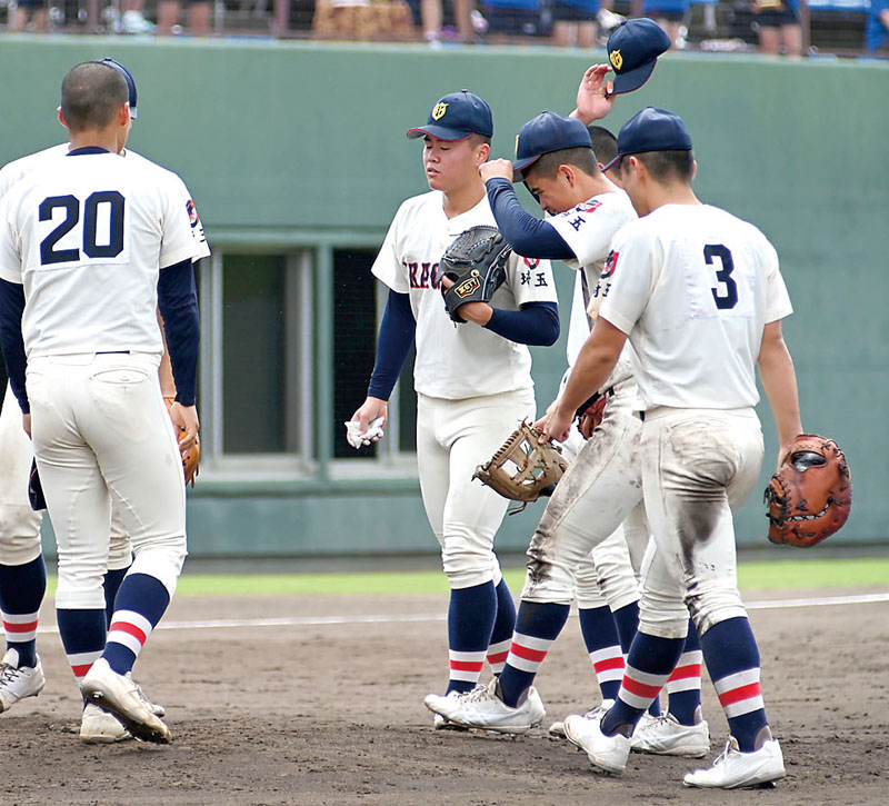 5回裏1死二塁、ピンチを迎えマウンドに集まる浦和学院ナイン＝UD上尾