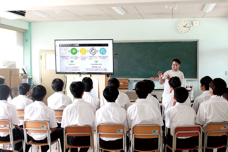 「S.T.A.R.プロジェクト」の事業説明を受ける生徒ら＝7日午後、川越市の城北埼玉高校
