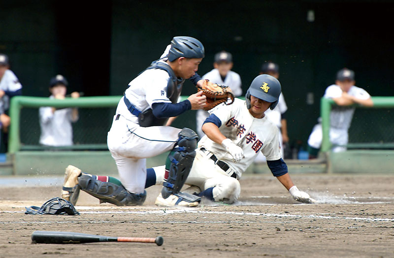 伊奈学園―朝霞西　6回表伊奈学園1死二、三塁、鈴井日の遊ゴロで三塁走者楠が生還する。捕手末吉＝県営大宮