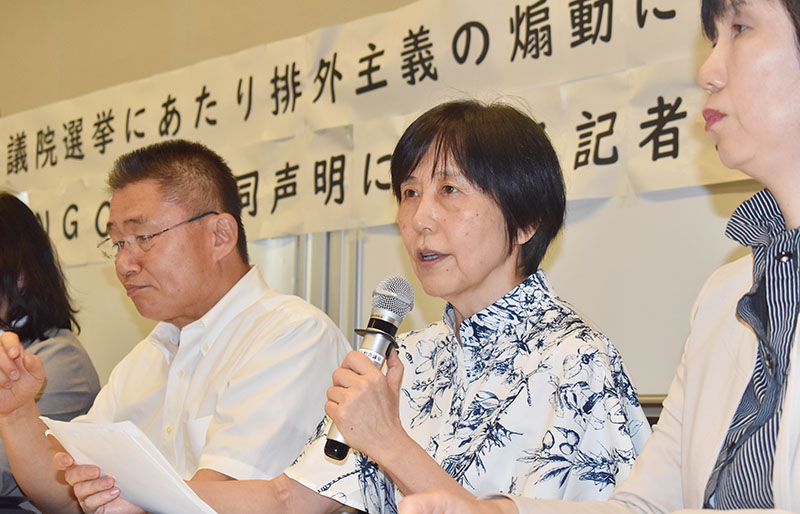 会見する外国人人権法連絡会の師岡康子事務局長＝8日午後、東京都千代田区永田町の衆議院第二議員会館
