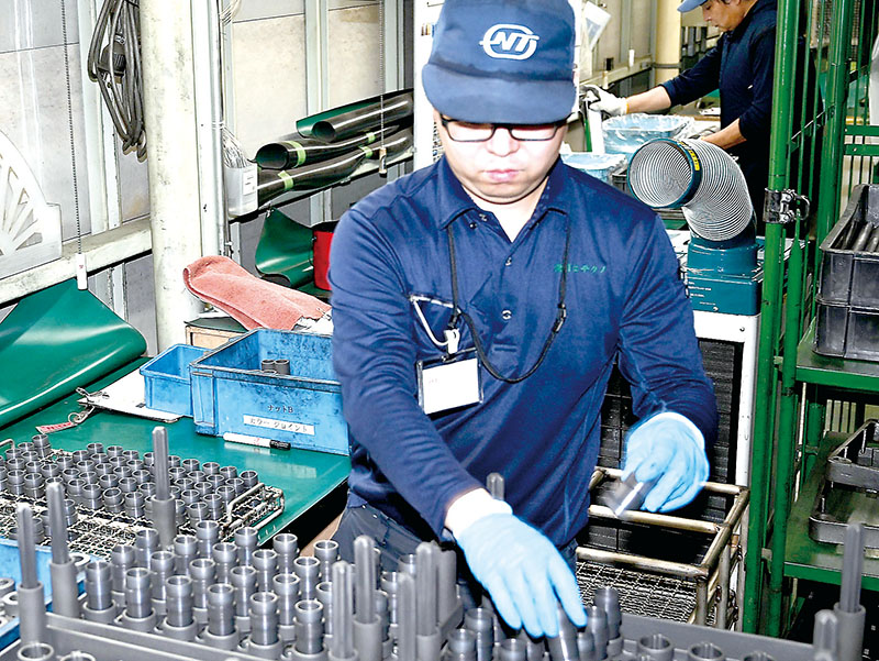 自動車部品製造業など米国関税政策による県内経済への影響が懸念される＝14日、蓮田市の日本テクノ