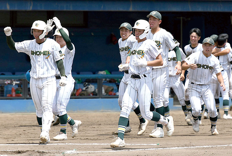 花咲徳栄―昌平　延長10回裏タイブレーク昌平1死満塁、サヨナラの左越え満塁本塁打を放った諏江（手前中央）が生還する