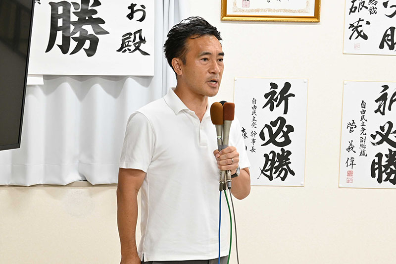 駆け付けた支援者らへ感謝の意を伝える矢倉克夫氏＝21日午前1時45分ごろ、さいたま市浦和区の選挙事務所