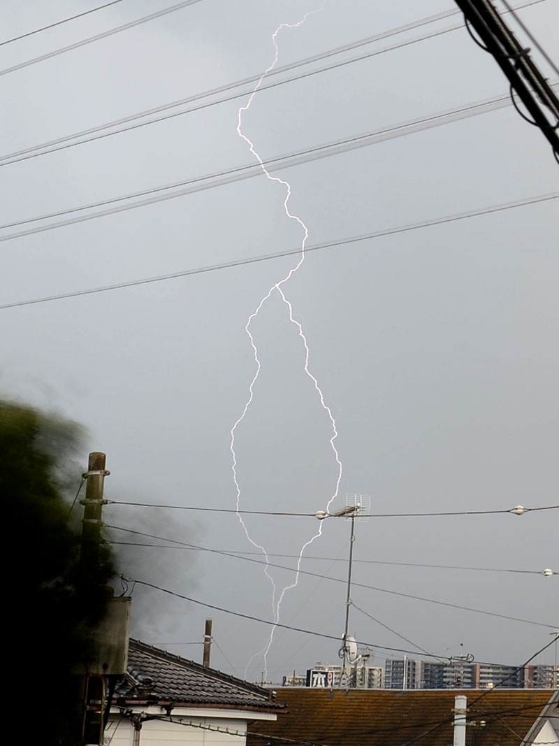 鴻巣から川越方面の落雷を撮影（22日午後3時4分ごろ）