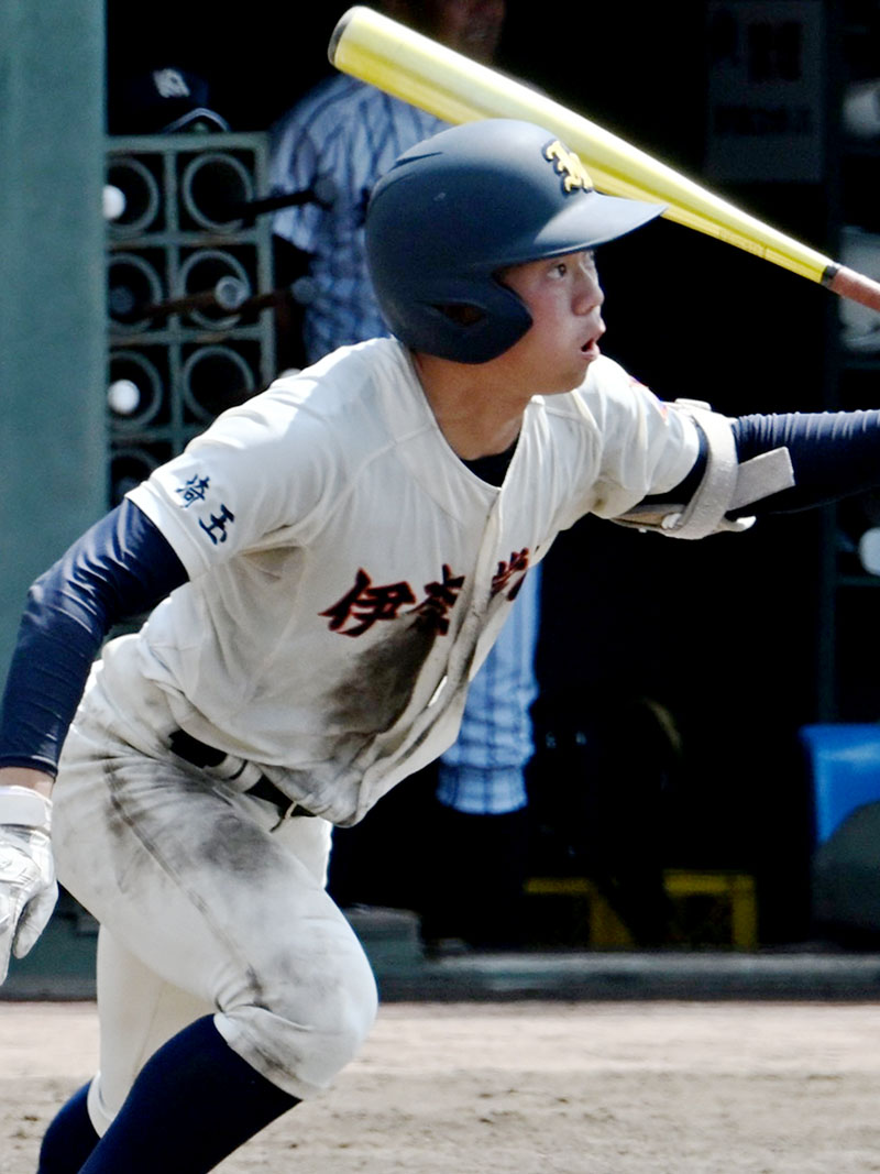 力強いスイングで広角に打ち分ける伊奈学園の3番鈴木日