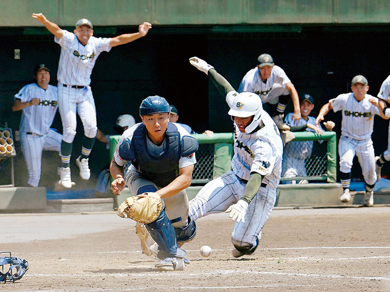 浦和実―昌平　9回裏昌平1死一、三塁、中島のセーフティースクイズで三塁走者桜井が生還し、サヨナラ勝ちを決める。捕手野本＝25日、県営大宮