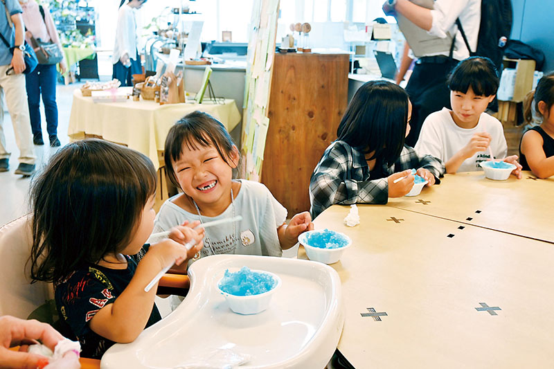 無償提供されたかき氷を味わう子どもたち