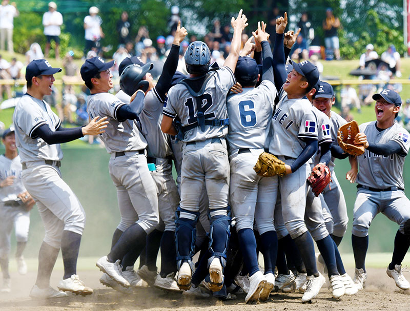初優勝を決め歓喜に沸く叡明の選手たち