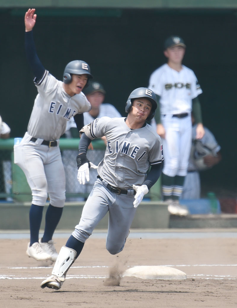 6回表叡明1死二塁、左中間への同点三塁打を放った笘が一塁を回る