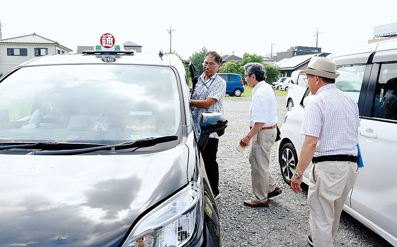 貸切タクシーに乗り込む利用客ら＝行田市向町のイサミ足袋本舗工場