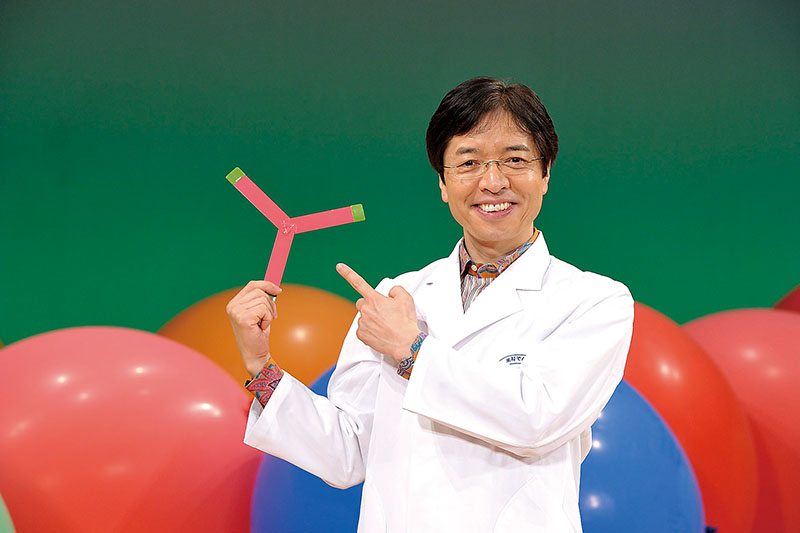 ブーメラン実験など、科学の不思議や驚きを分かりやすく紹介するでんじろうさん（提供）