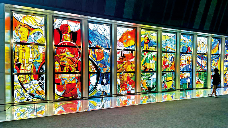 谷川俊太郎さんの詩「過ぎゆくもの―SL挽歌」をテーマに仕上げたステンドグラス＝さいたま市大宮区の鉄道博物館