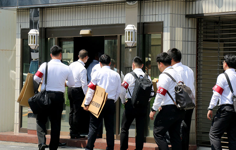 指定暴力団住吉会傘下組織の事務所を家宅捜索する県警捜査員ら＝23日午前、川口市栄町1丁目