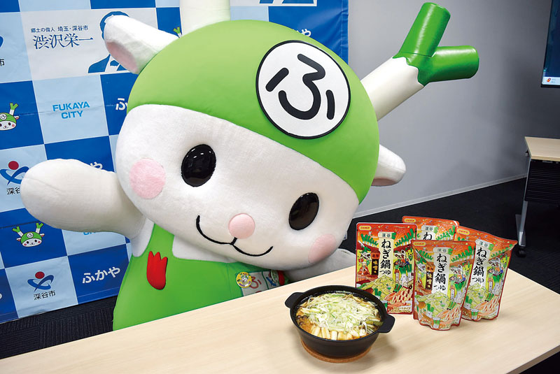 8月1日から発売される「深谷ねぎ鍋つゆ」をPRする深谷市イメージキャラクター「ふっかちゃん」＝25日、深谷市役所