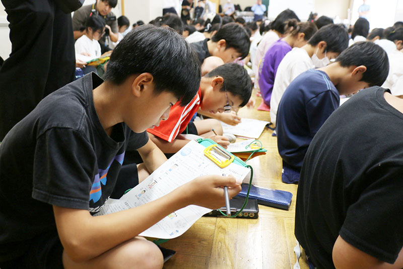 サイバーテストを真剣に解く児童ら＝さいたま市中央区の市立与野八幡小