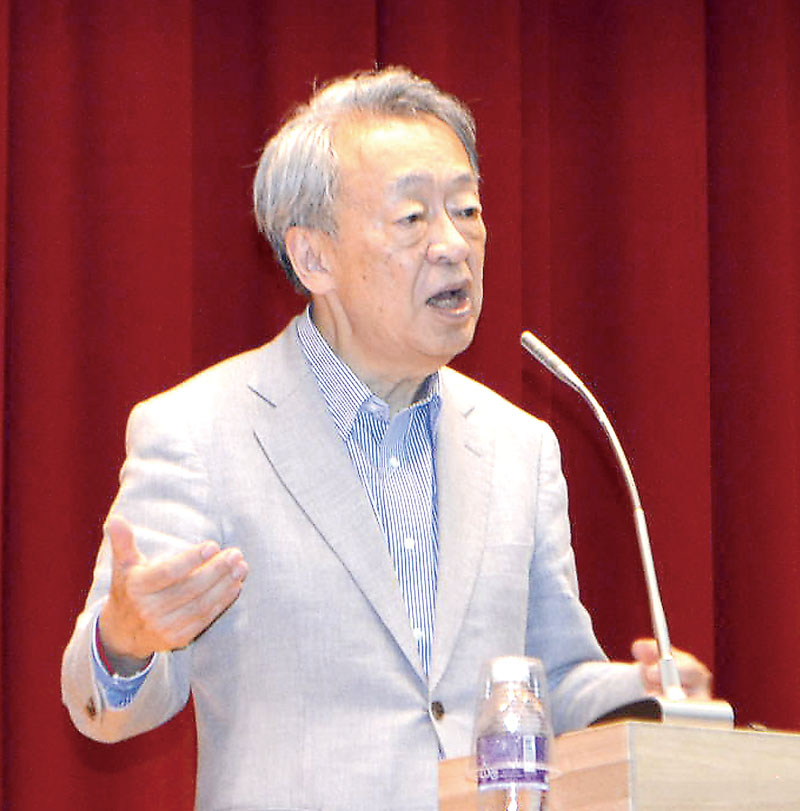 米国の動向や世界情勢について講演する池上彰さん