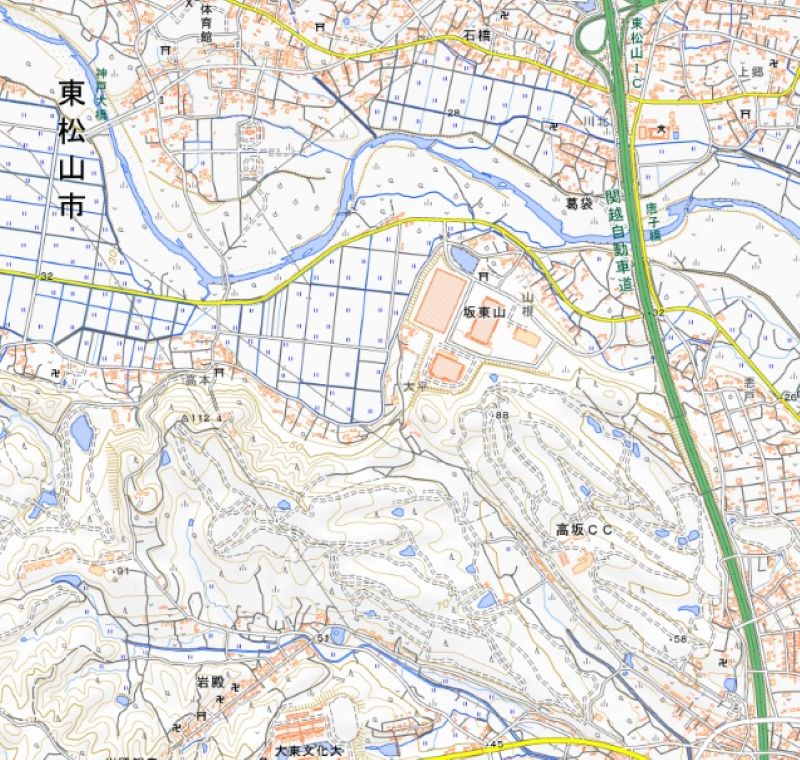 東松山市岩殿の位置（図の下部）と同市石橋の位置（図の上部）＝国土地理院HPから