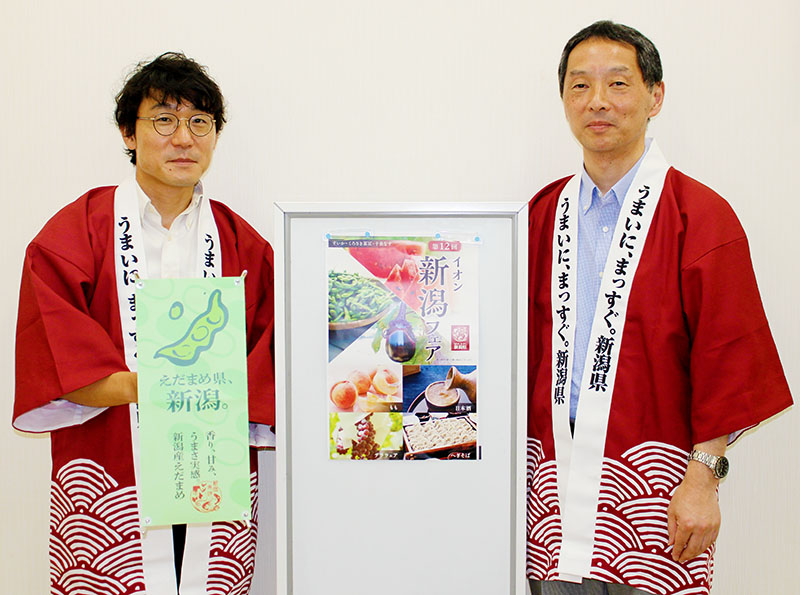 イオン新潟フェアをPRする同県食品・流通課の神保賢太郎課長（右）と安達壮志さん