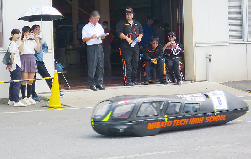 快走する三郷工技のマシン「鯰」