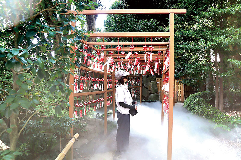 魔除けの色、赤い風鈴の音と雲海ミストが幻想的な雰囲気を醸し出す「涼鈴詣」