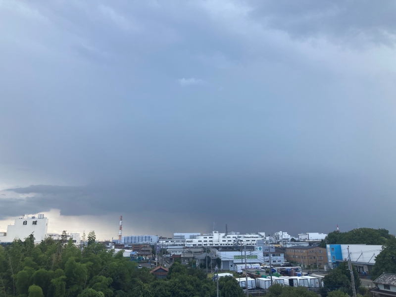 埼玉県さいたま市上空の雷雲＝8日午後1時過ぎ、さいたま市北区から南方向を撮影