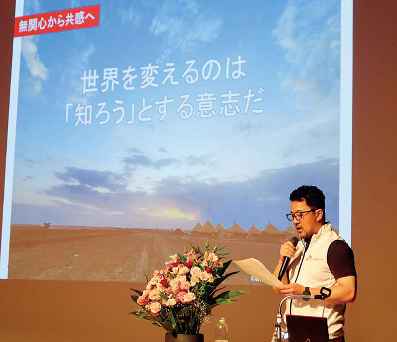 パレスチナ人の同僚から託された手紙を読む福島正樹さん