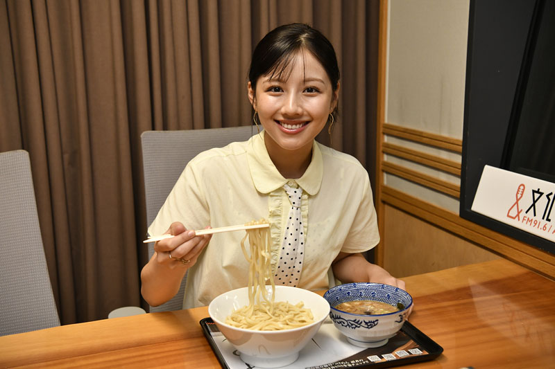 川越の名店「頑者」とコラボした「らあめん花月嵐」の商品をPRする渡邉さん