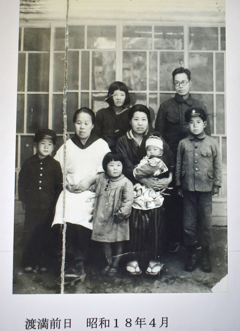 高橋家の写真。祖母（左から2人目）以外の家族7人で旧満州に渡った（高橋さん提供）
