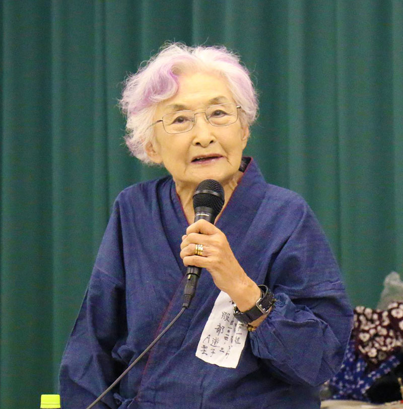 参加者に向けて被爆体験を語る服部道子さん＝蕨市