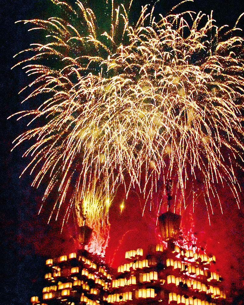 万灯船の上空に打ち上げられた花火