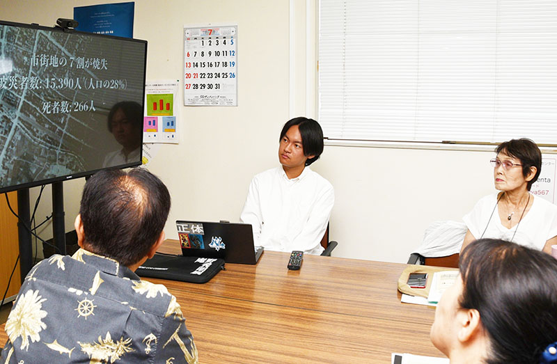 「熊谷空襲を忘れない市民の会」の定例会で、完成した映像を試写する小林尚平さん（中央）