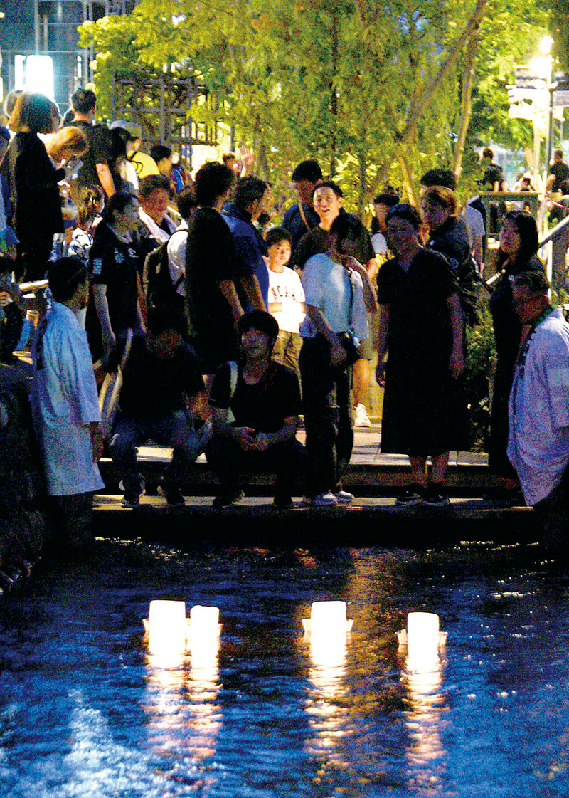 熊谷空襲で亡くなった人々の霊を慰め、平和を願って流された灯籠