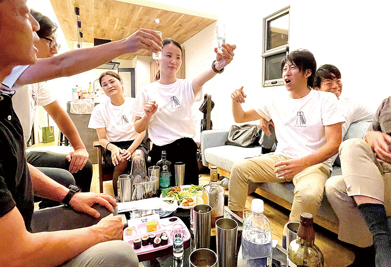 エアコン完備のトレーラーハウスでのパーティーも快適（提供）