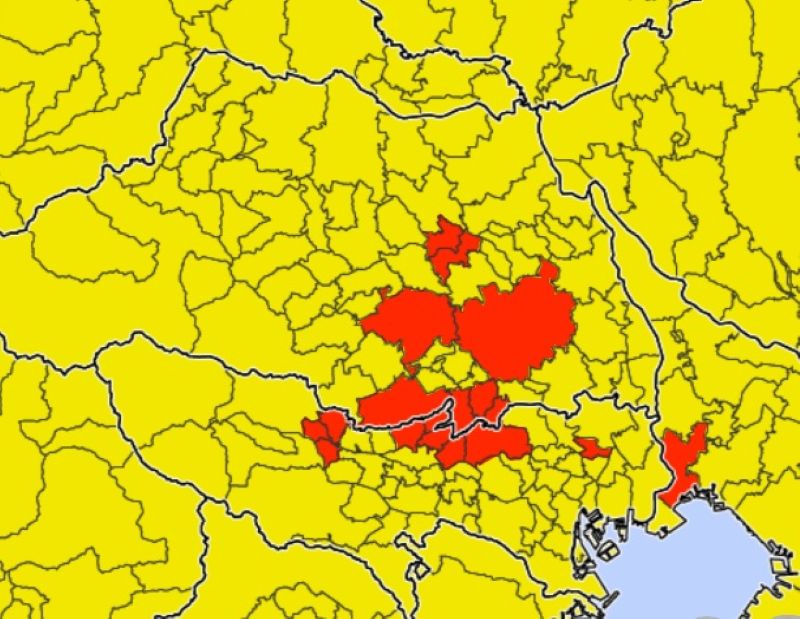 大雨警報などが出ているエリア（赤色）。注意報は黄色（18日午後6時1分、気象庁HPから）