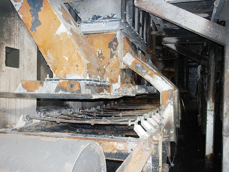 出火元とみられる「粗大ごみ処理施設・破砕物排出コンベヤー」の鎮火後の様子（蕨戸田衛生センター組合提供）