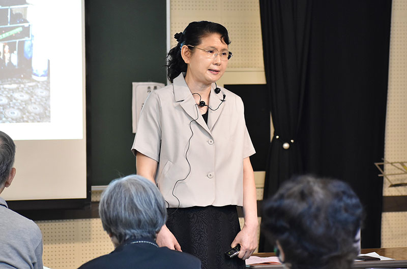 中国残留孤児である母の体験を語る「戦後世代の語り部」長久保まりさん＝9日午後、東京都練馬区