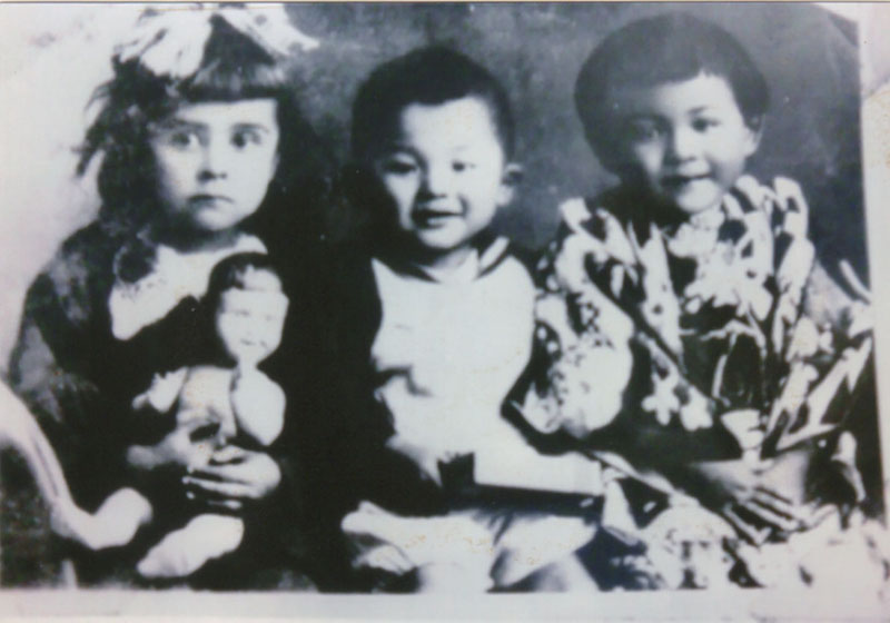 清子さんが保管していた写真。山口さん（中央）と姉（右）と一緒にソ連軍医夫妻の娘ラリーサさんが写っている（山口さん提供）