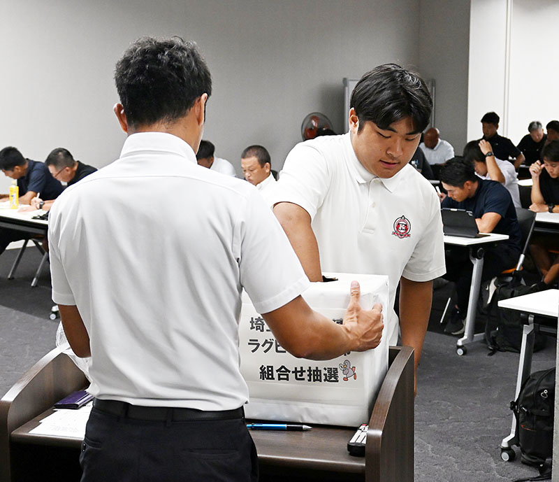 真剣な表情でくじを引く各チームの主将たち＝18日午後、熊谷ラグビー場