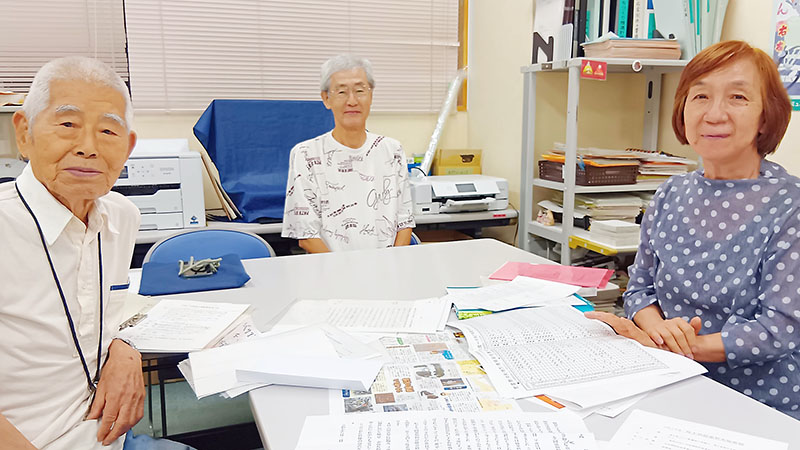 シベリア抑留体験者の遺志を引き継ぐ全国強制抑留者協会県支部の（左から）前川佳也さん、加藤修さん、乙訓ますみさん＝越谷市の南越谷地区センター