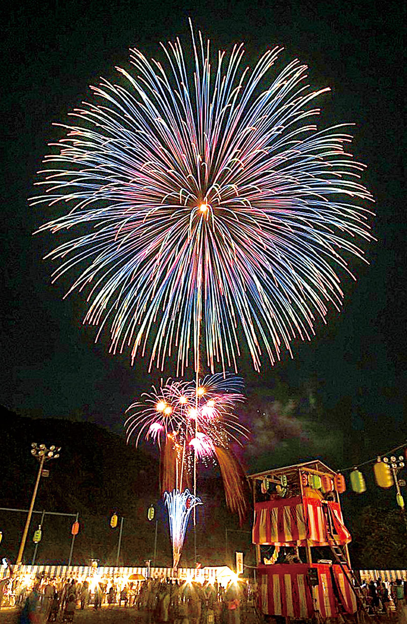 南郷豊年まつりで、さいたま市・南会津町南郷地域親善納涼花火大会として打ち上げられた花火＝2023年9月2日（南会津町提供）